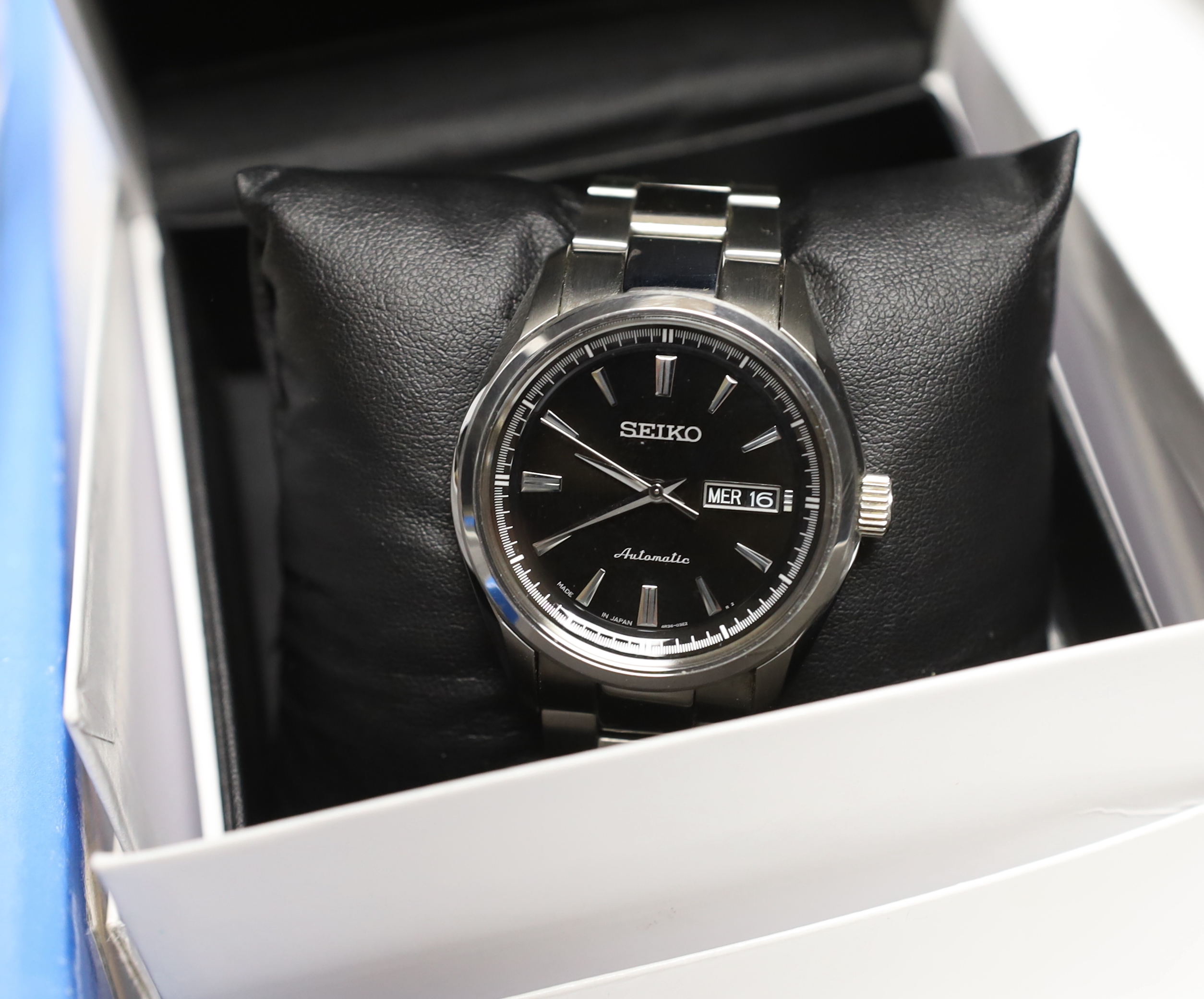 A collection of assorted modern wrist watches, including Seiko Sports, Lorus, Timex, etc.
